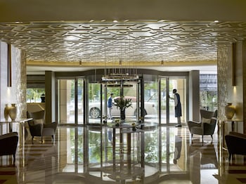 Two Seasons Hotel & Apartments,,4 star