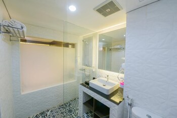 Royal Regantris Cendana ,Jalan Kombes Pol. M. Duryat No. 6 Tegalsari,3 star