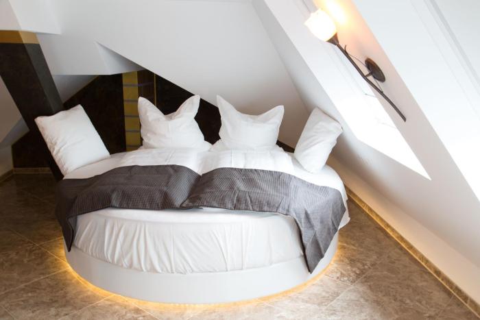 alpha and omega hotel
