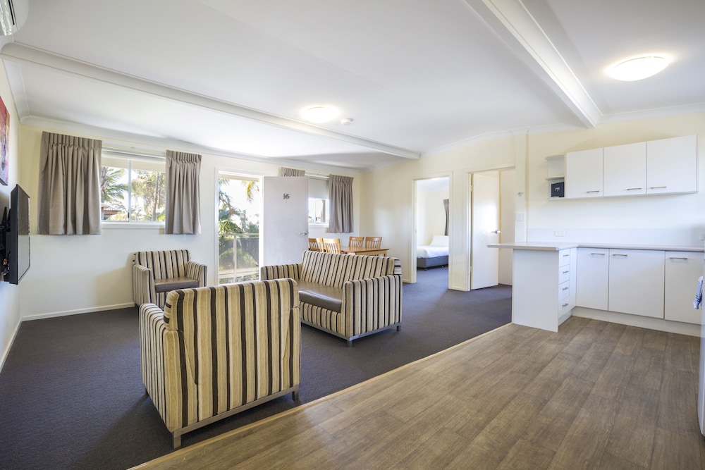 nightcap at golden beach tavern