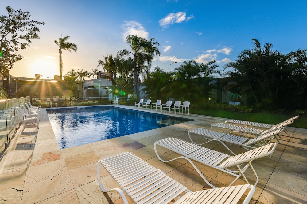 nightcap at golden beach tavern