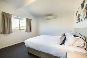 nightcap at golden beach tavern