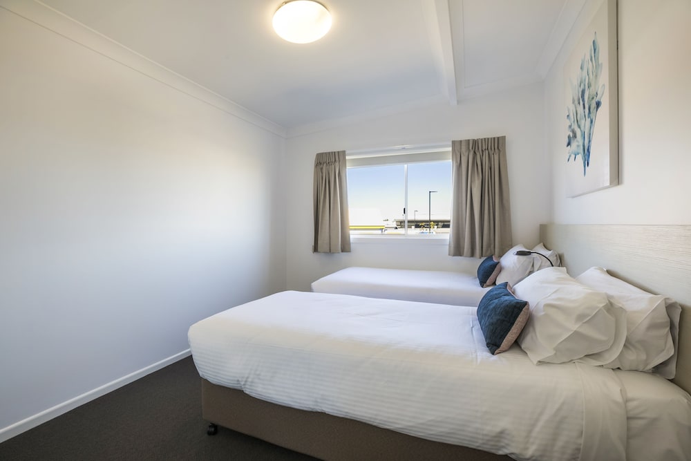 nightcap at golden beach tavern