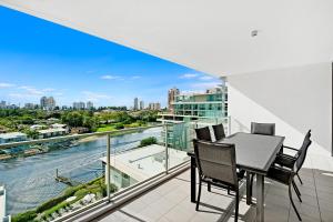broadbeach waters