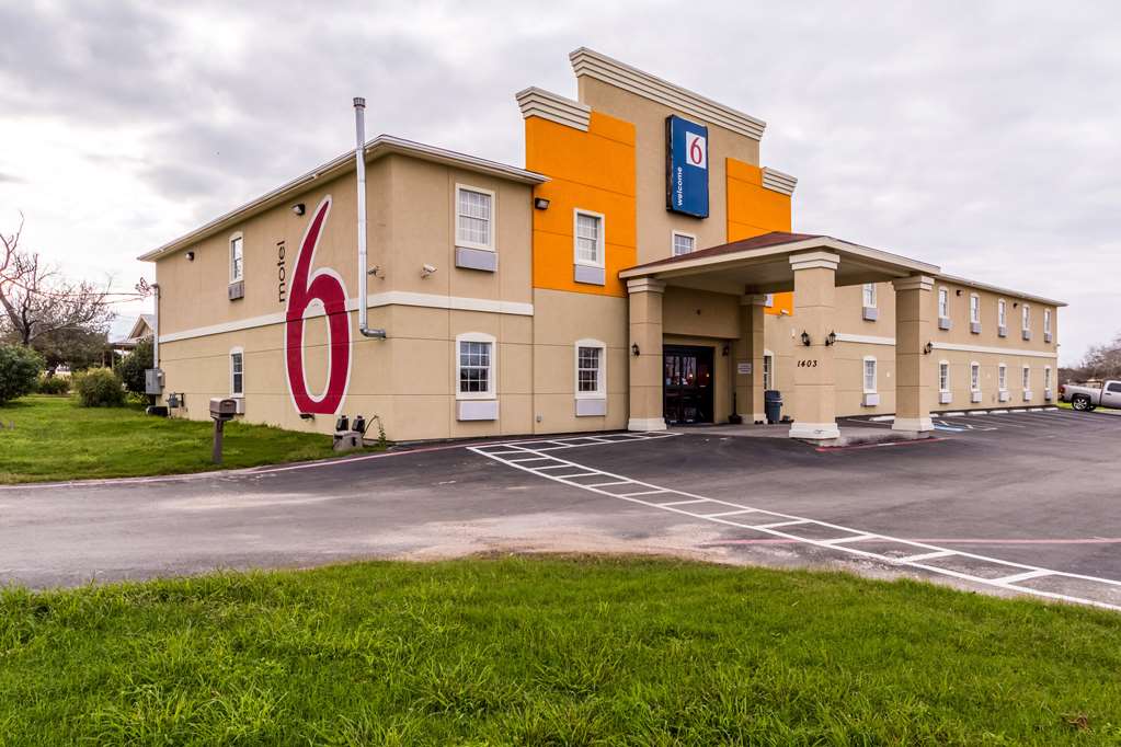 motel 6 jourdanton tx