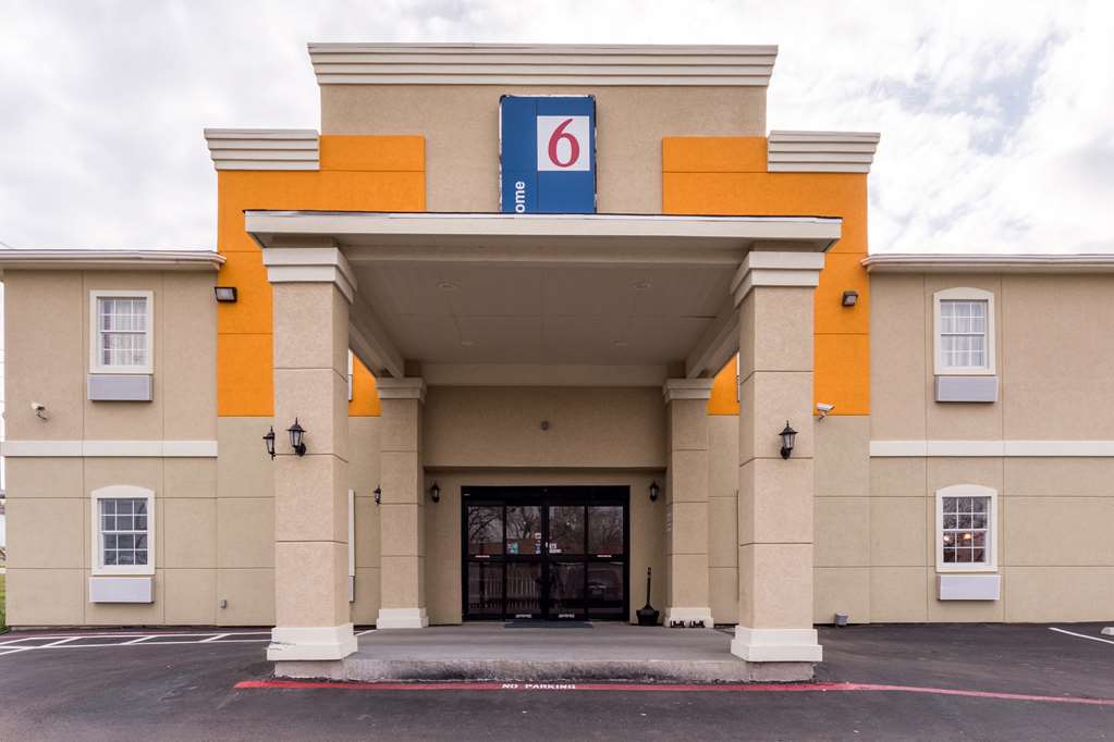 motel 6 jourdanton tx