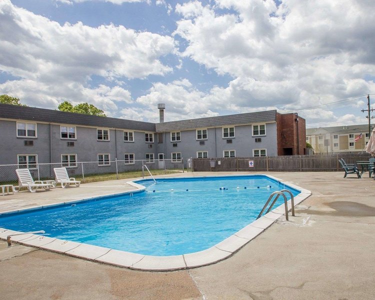 econo lodge inn and suites windsor locks bradley airport