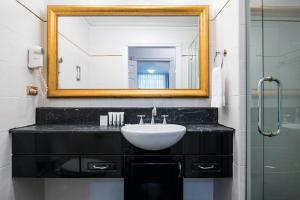 adina apartment hotel brisbane anzac square