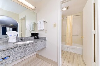 americas best value inn and suites houston brookhollow nw