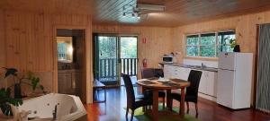 treetops accommodation montville