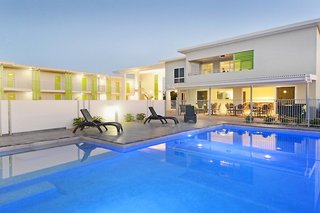 Mackay Oceanside Central Hotel,Brampton Island>>Blacks Beach,4 star