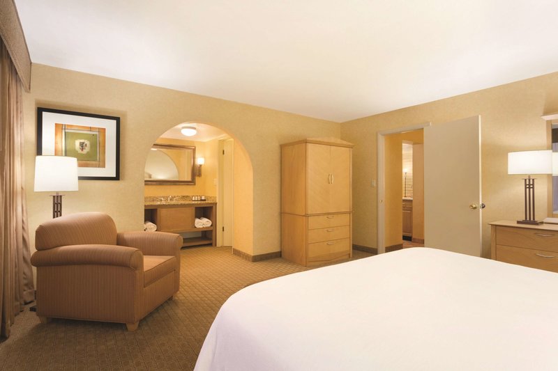 embassy suites phoenix airport at 24th street
