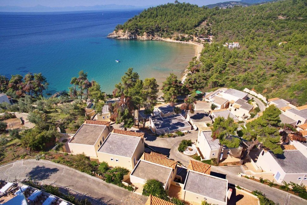 alonissos beach bungalows and suites hotel