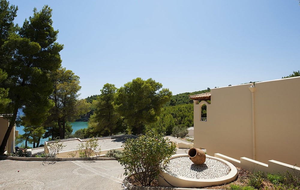 alonissos beach bungalows and suites hotel