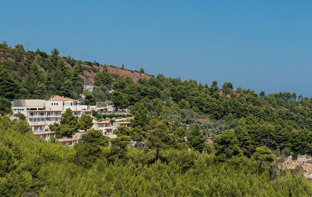 alonissos beach bungalows and suites hotel