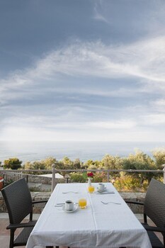 alonissos beach bungalows and suites hotel