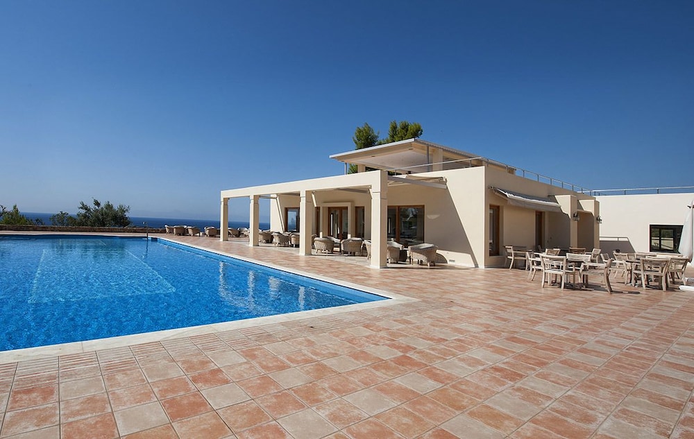 alonissos beach bungalows and suites hotel