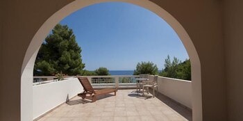 Alonissos Beach Bungalows & Suites Hotel,Alonnisos Old Town>>Alonissos,4 star