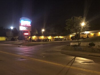 Bel Aire Motel,,2 star