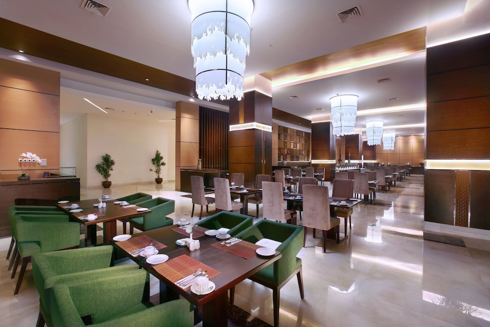 the alana hotel and convention center solo by aston