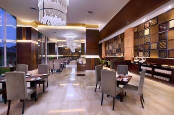 the alana hotel and convention center solo by aston