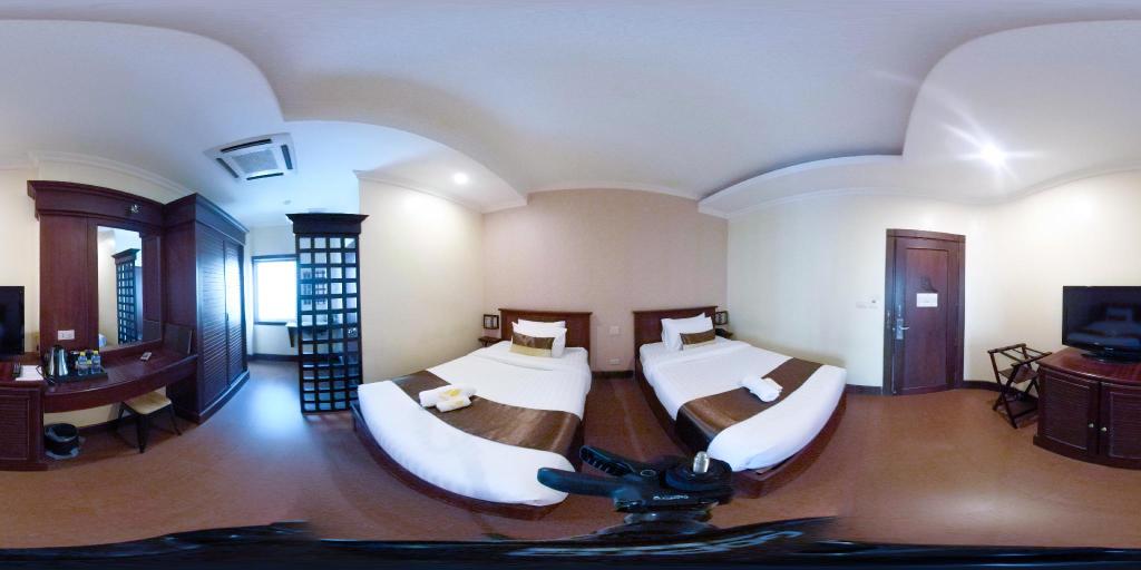 seasons riverside hotel