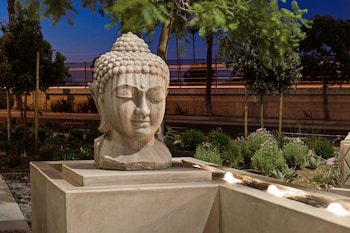 Holiday Inn Express & Suites Anaheim Resort Area By Ihg,Los Angeles>>Anaheim,3 star