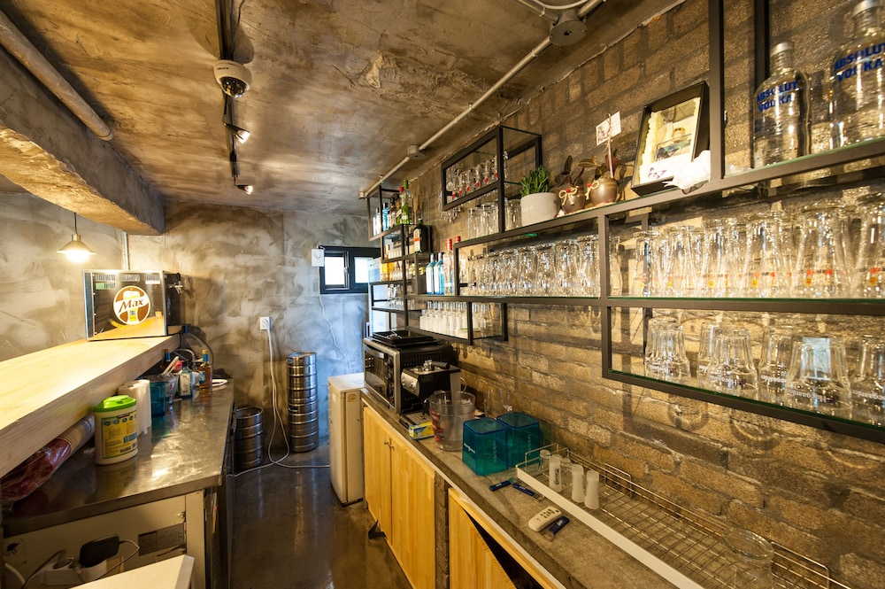 inno hostel and pub lounge hongdae