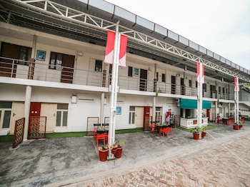 capital o 10953 dayal lodge a boutique hotel