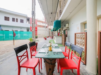 capital o 10953 dayal lodge a boutique hotel