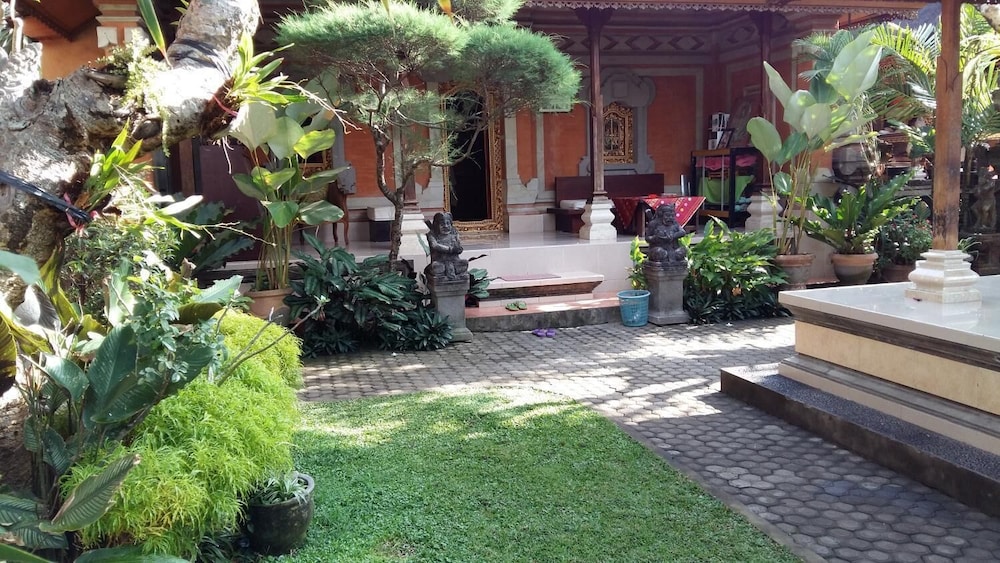 desak putu putra homestay
