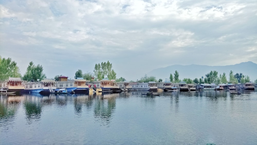 new bul bul group of houseboats