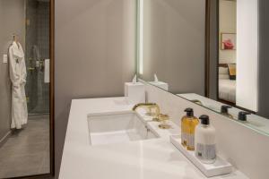 the hi lo autograph collection