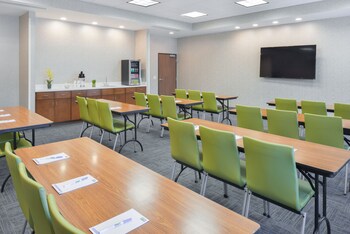 Holiday Inn Express & Suites Salem By Ihg,Carlyle Lake>>Alma,3 star