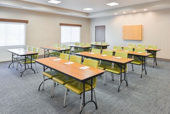 Holiday Inn Express & Suites Salem By Ihg,Carlyle Lake>>Alma,3 star