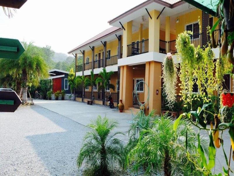 baan suan rim nam pakchong resort