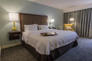 hampton inn winchester university mall area