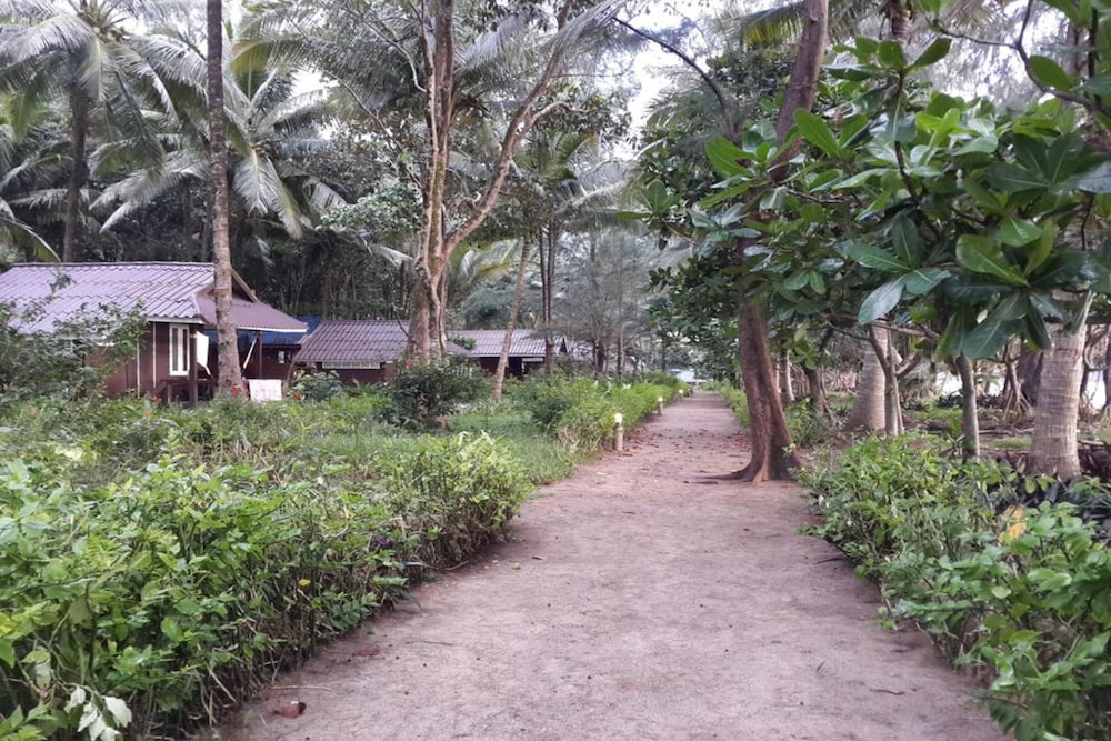 phayam coconut beach resort