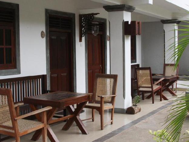 happy banana hotel and restaurant