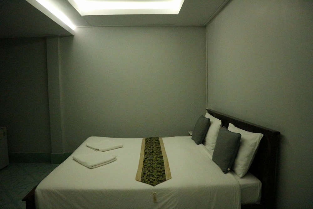 marina hut guest house