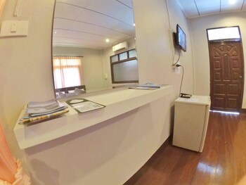 marina hut guest house