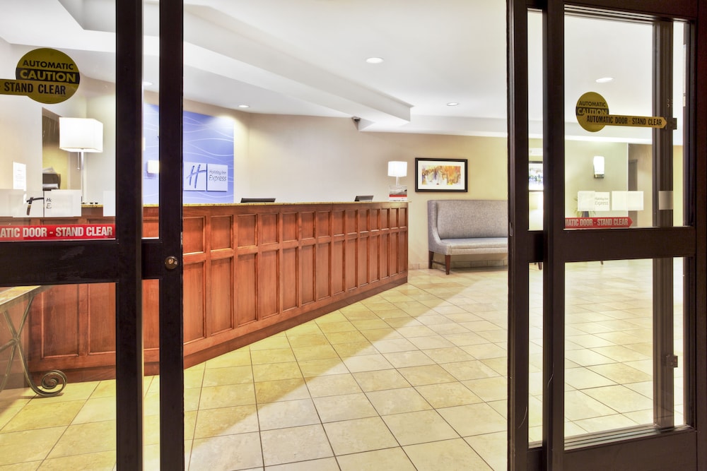 holiday inn express and suites bradley airport by ihg