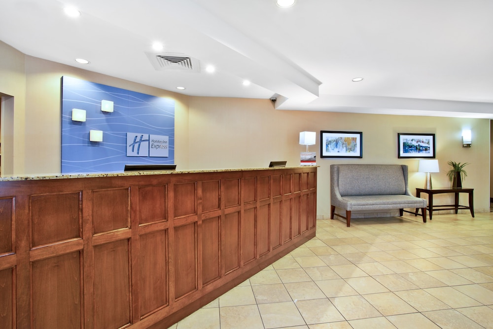 holiday inn express and suites bradley airport by ihg