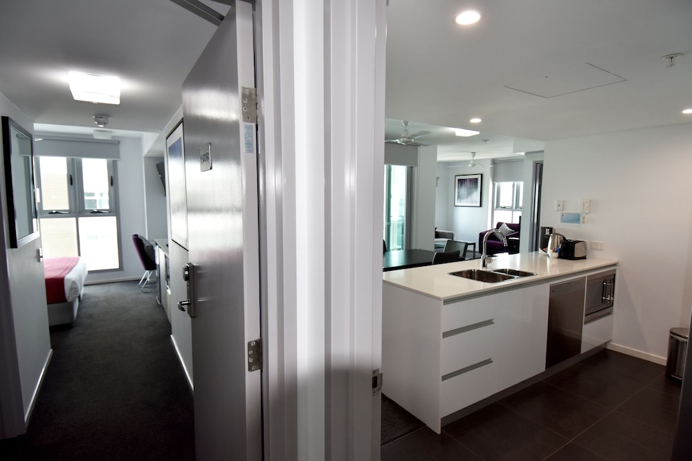 h on mitchell apartment hotel