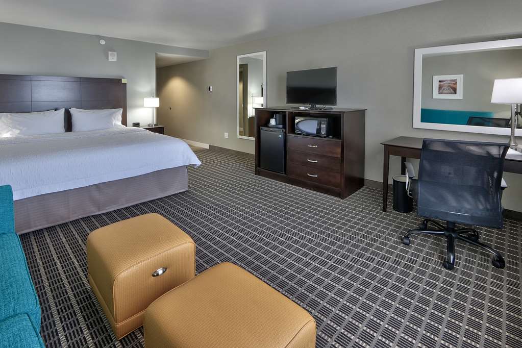 hampton inn and suites albuquerque airport