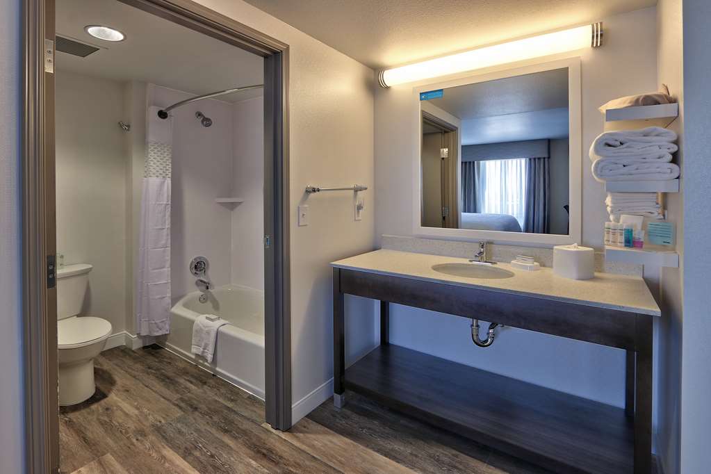 hampton inn and suites albuquerque airport