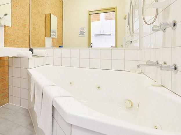 cranbourne motor inn