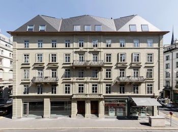 top city center lion monument