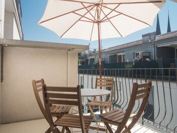 top city center lion monument