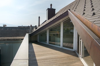 top city center lion monument